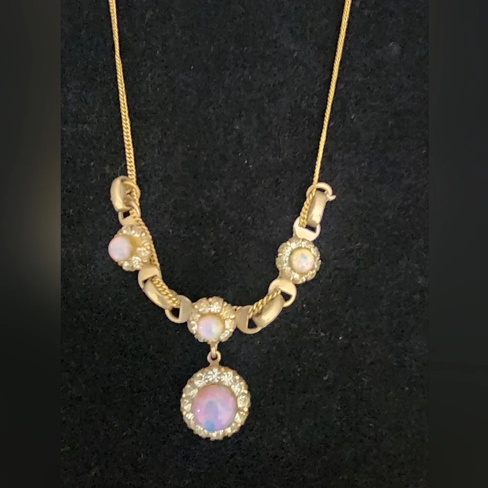 SE5 Elegant Gold Necklace with Light Purple Opal Accents